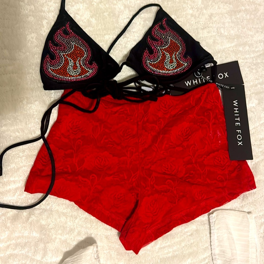 Botty short white top